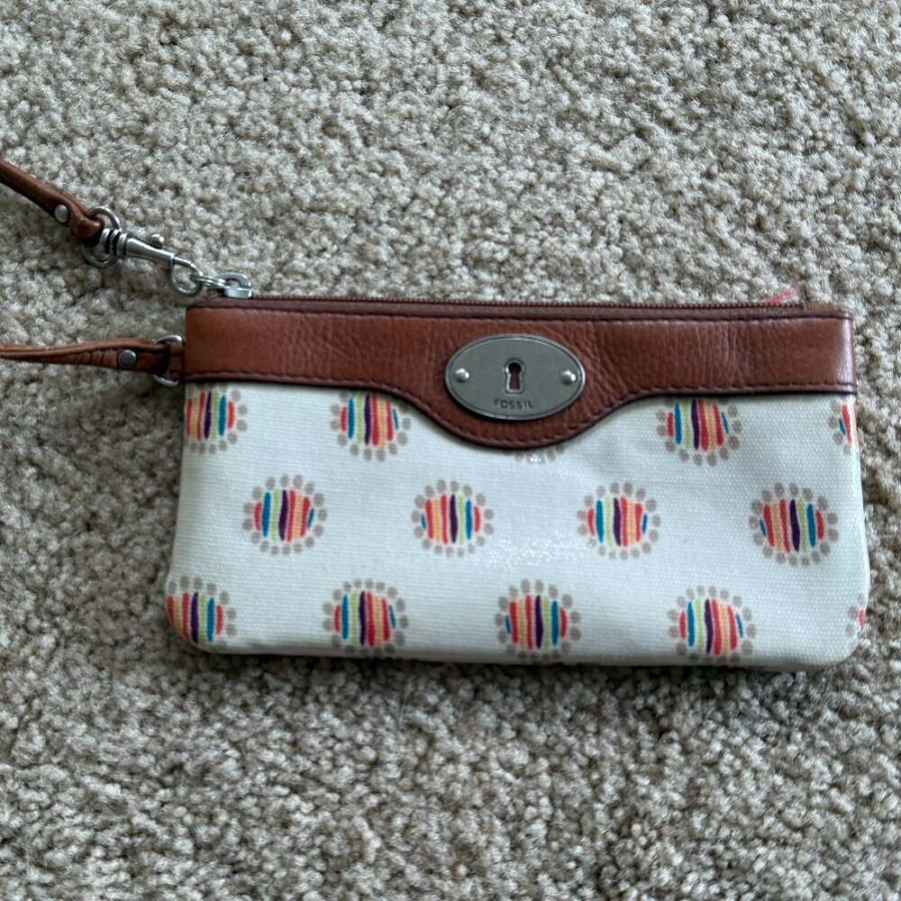 FOSSIL Wallet. NEW no tags. Wallet with zipper. Compartments inside. NICE Womens